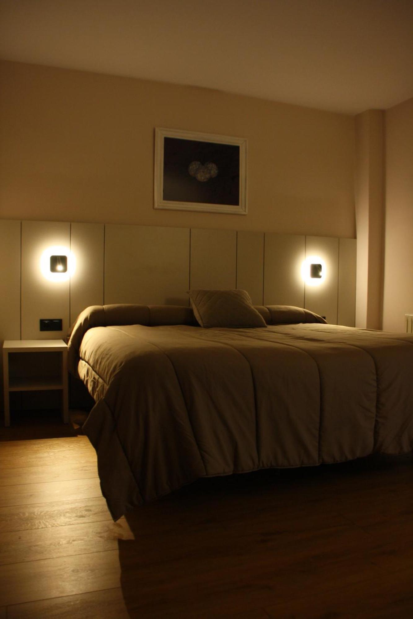 Hostal Crisami Solsona Ngoại thất bức ảnh